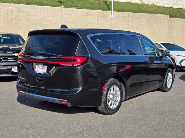 Used 2023 Chrysler Pacifica Touring-L image 6
