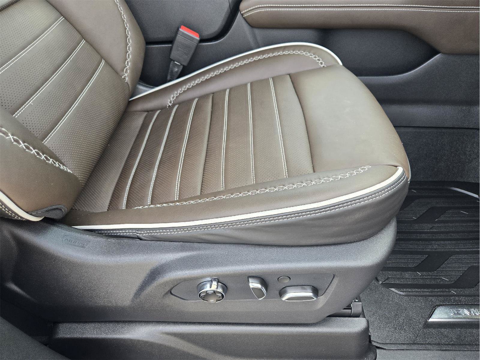 Used 2026 GMC Yukon Denali Ultimate w/ LPO, Floor Liner Package AWD/4WD image 23