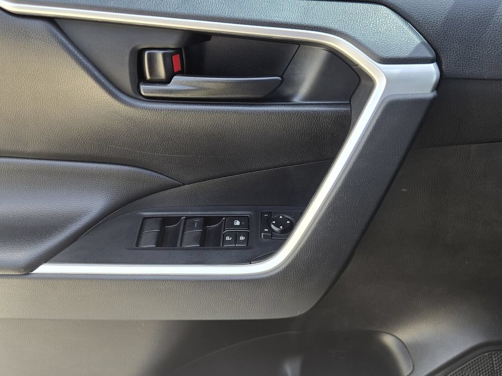 Used 2022 Toyota RAV4 LE FWD image 26