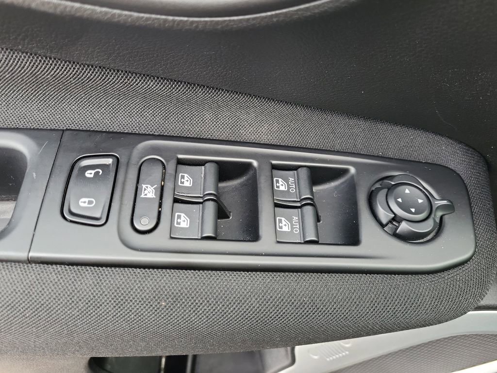 Used 2020 Jeep Renegade Latitude w/ Cold Weather Group image 12