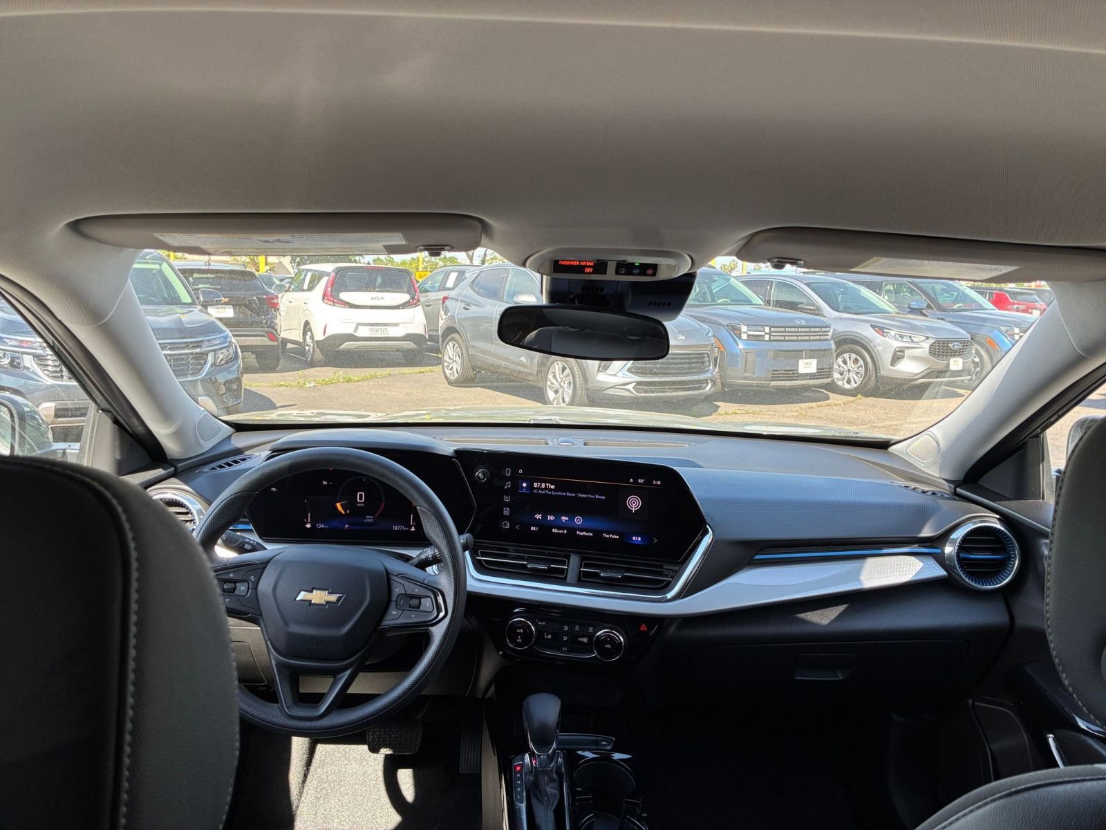 Used 2025 Chevrolet Trax LT image 32