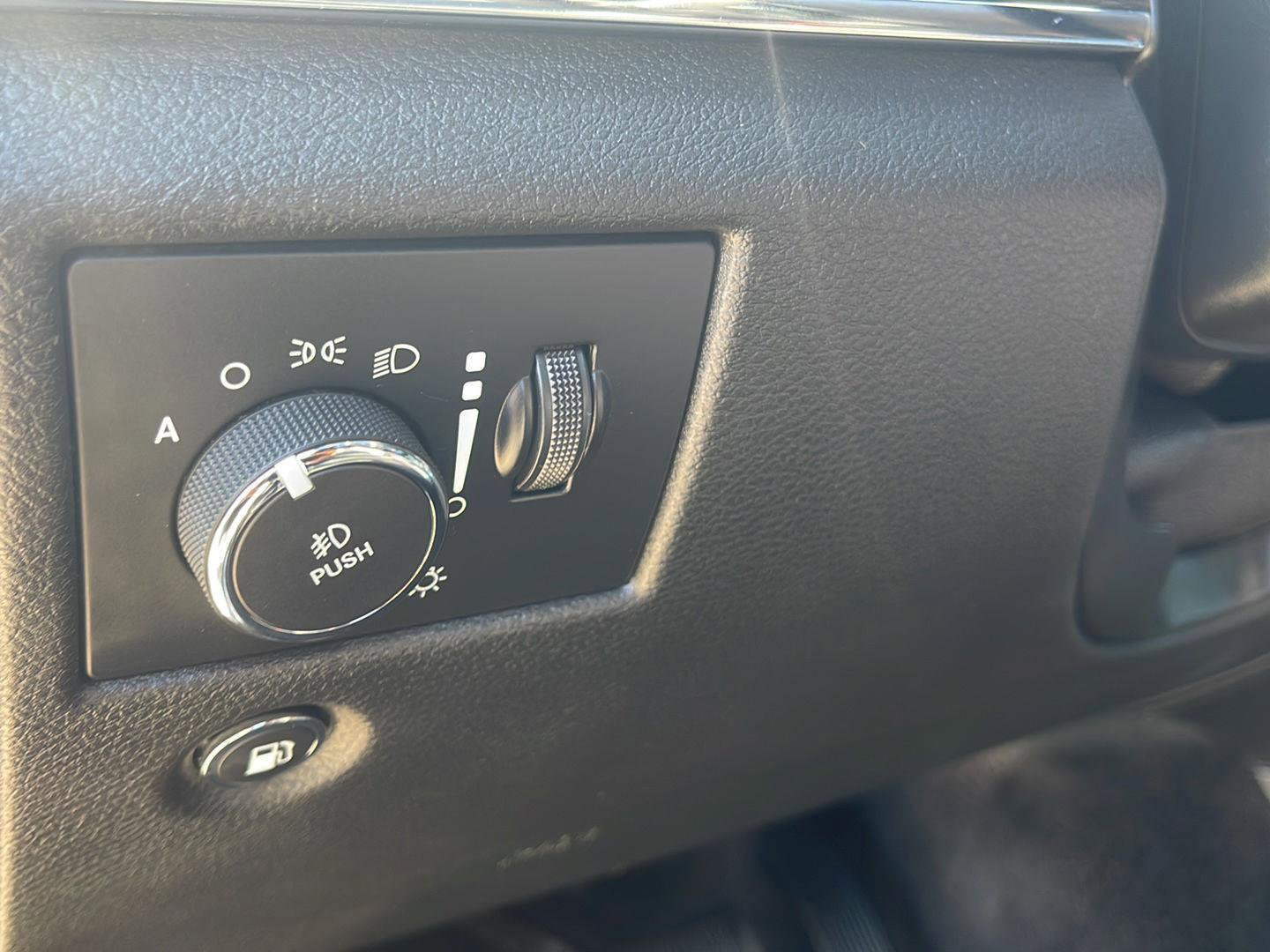 Used 2018 Jeep Grand Cherokee Limited AWD/4WD image 19