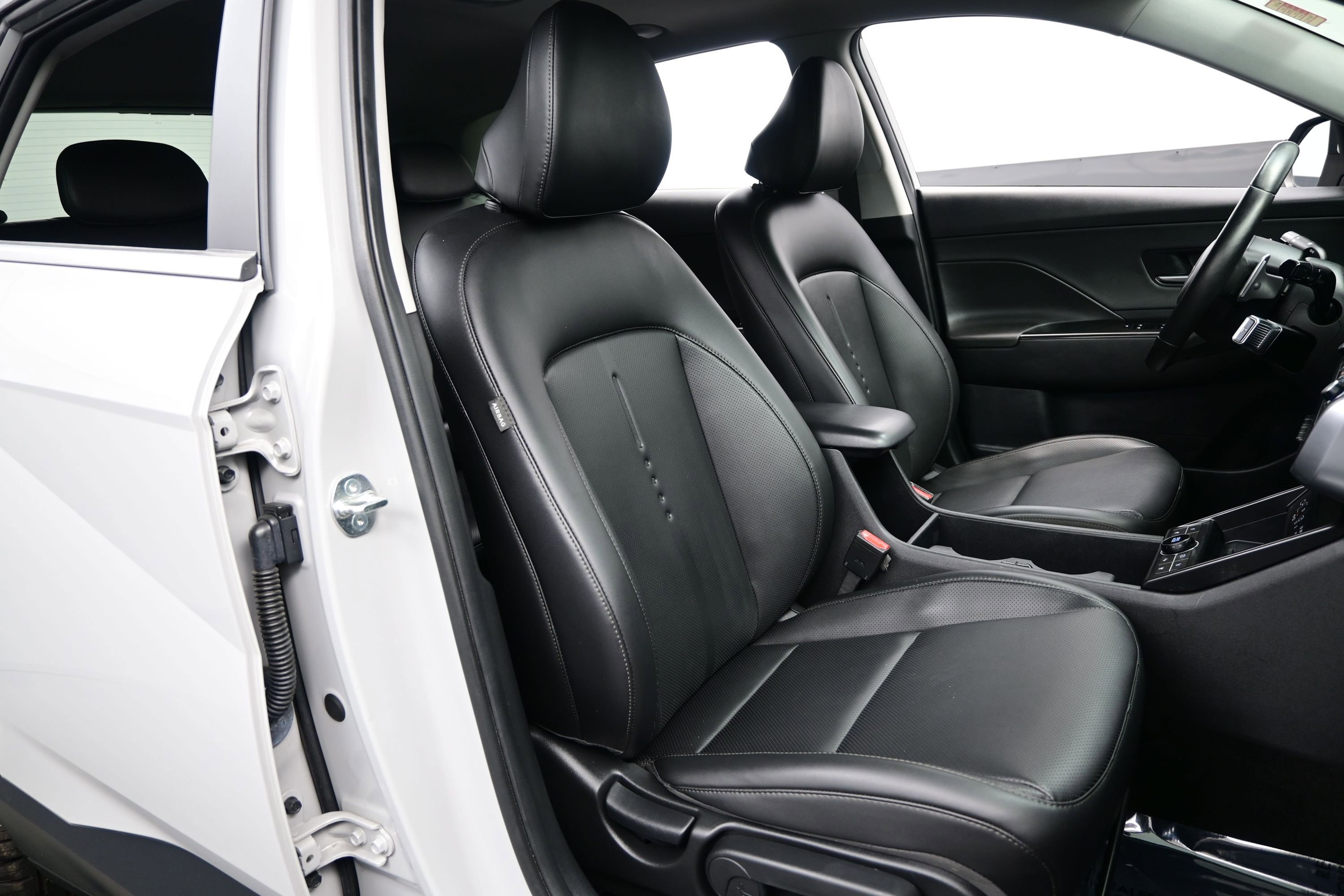 Used 2024 Hyundai Kona Limited FWD image 13