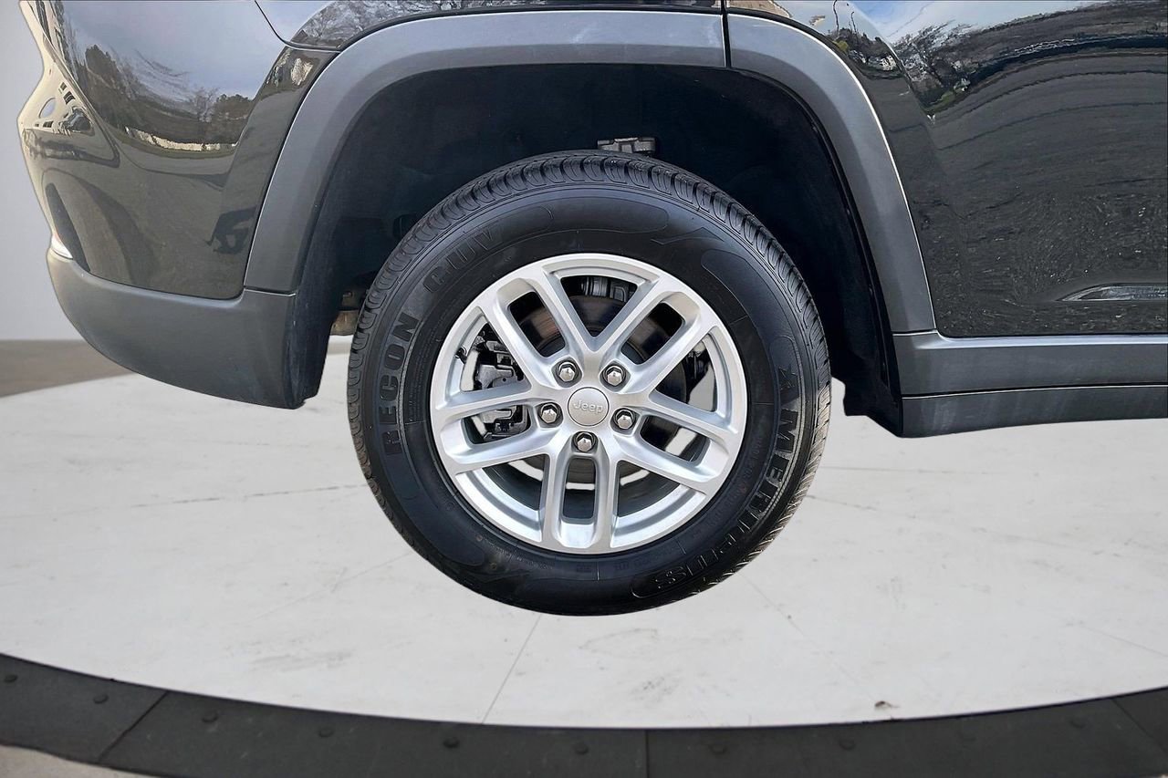 Certified 2023 Jeep Grand Cherokee Laredo X image 37