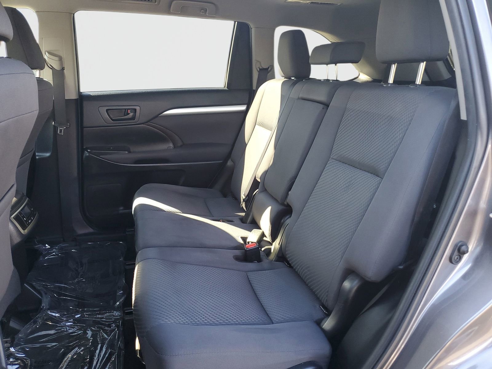 Used 2019 Toyota Highlander LE w/ Carpet Mat Package (TMS) image 12