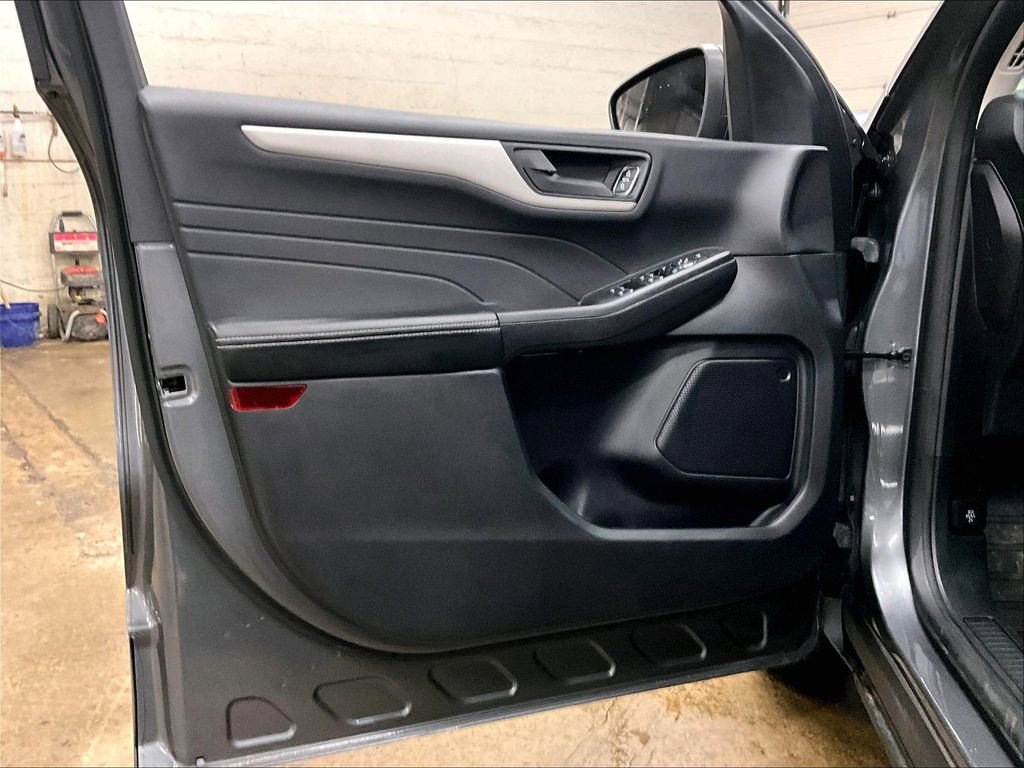 Used 2022 Ford Escape SE w/ Cold Weather Package AWD/4WD image 9
