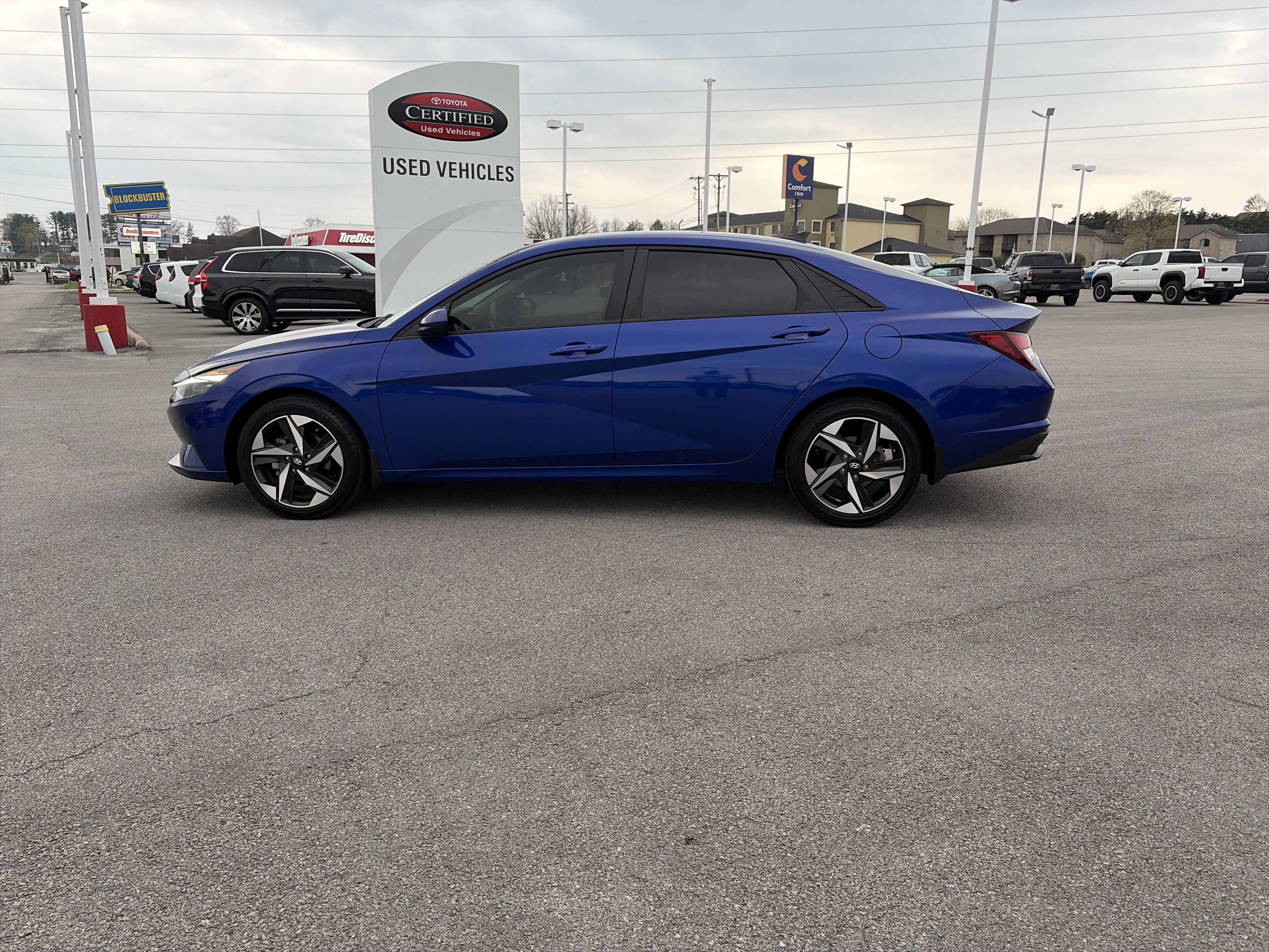 Used 2023 Hyundai Elantra SEL w/ Convenience Package image 9