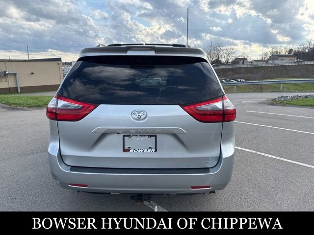 Used 2020 Toyota Sienna LE w/ LE Preferred Package image 5