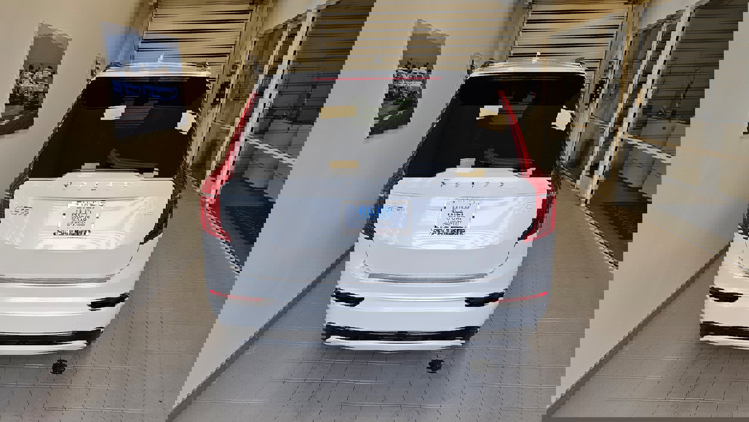 Certified 2022 Volvo XC90 T8 R-Design w/ Advanced Package image 6