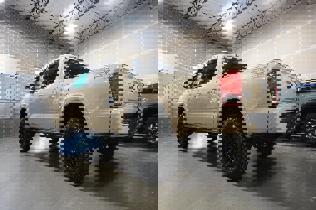 Used 2017 Toyota Tacoma TRD Sport w/ Tow Package (A/T) image 4