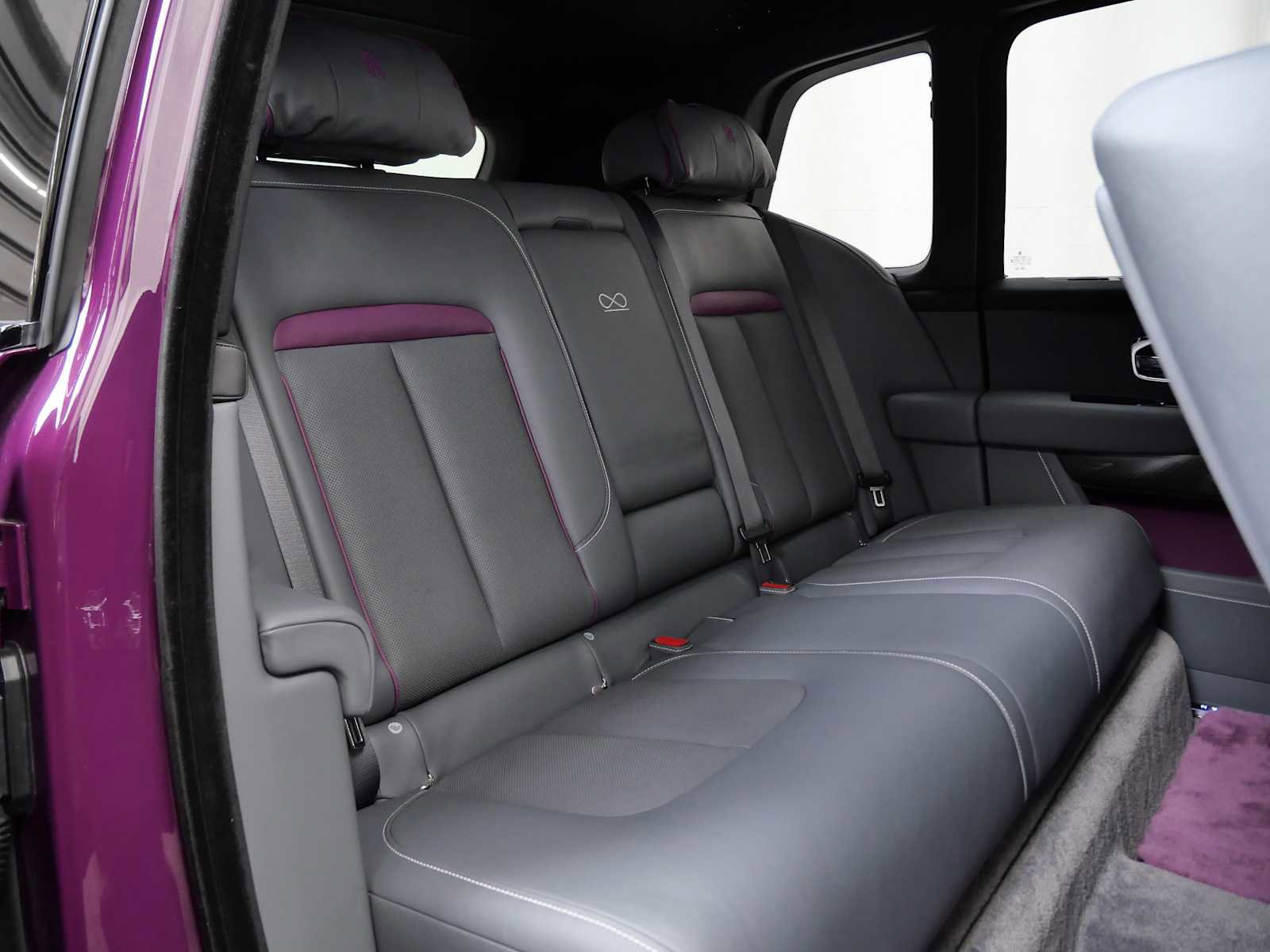 Used 2022 Rolls-Royce Cullinan Black Badge w/ Dark Exterior Package image 16