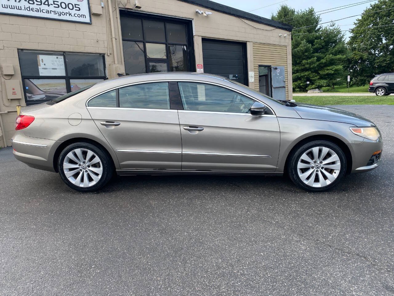 Used 2010 Volkswagen CC Sport FWD image 2