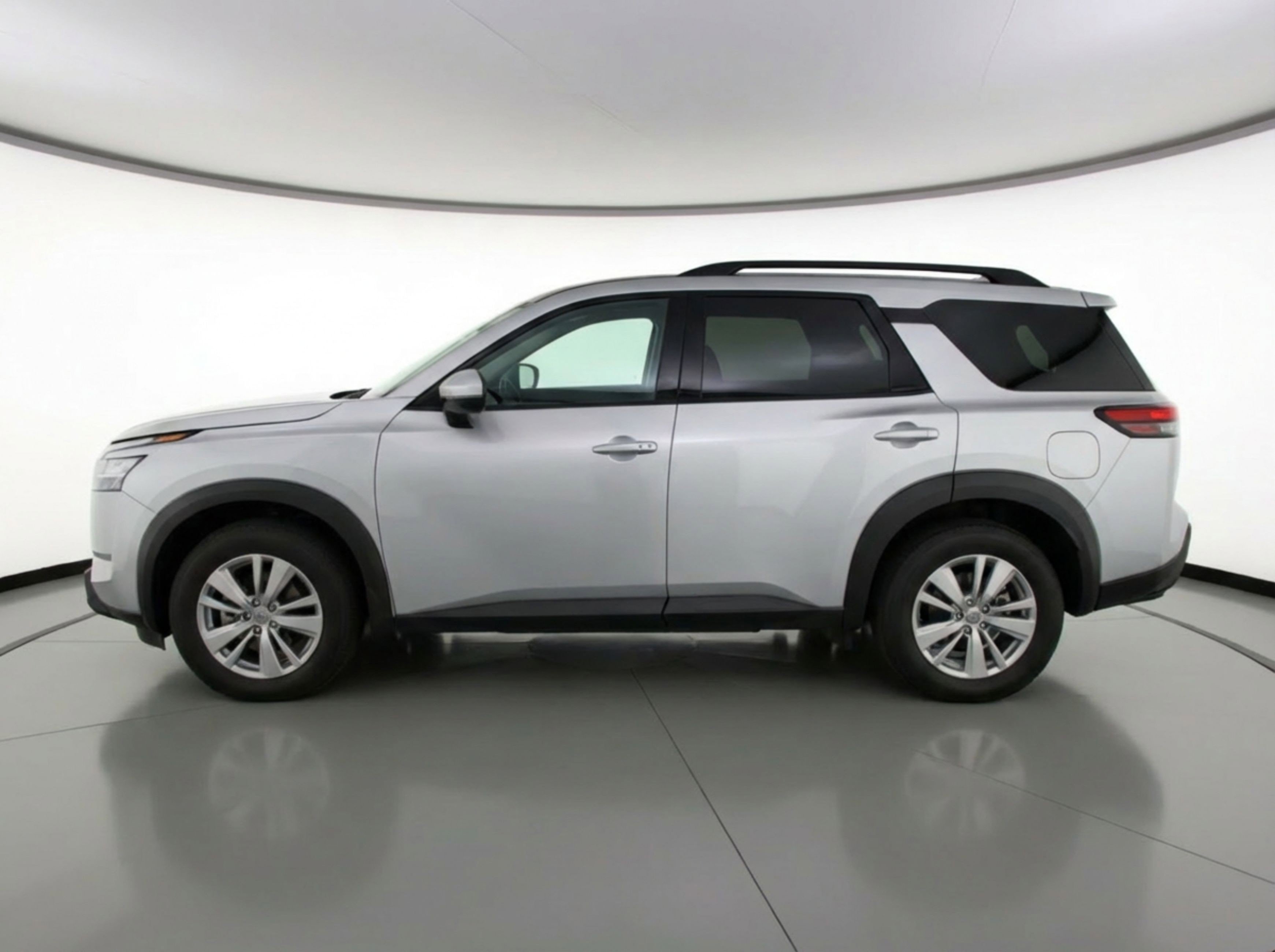 Used 2025 Nissan Pathfinder SV image 5