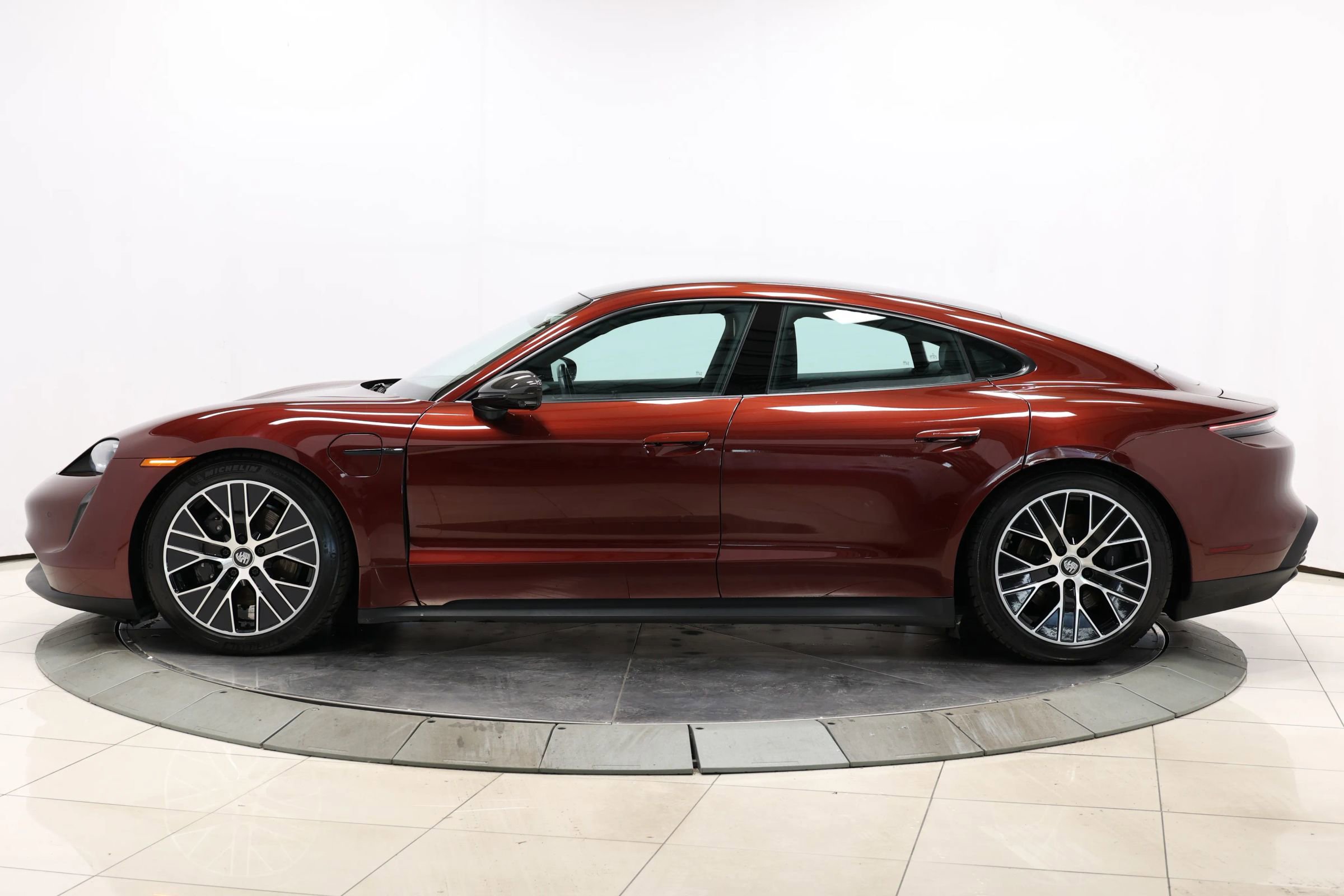 Used 2022 Porsche Taycan image 7