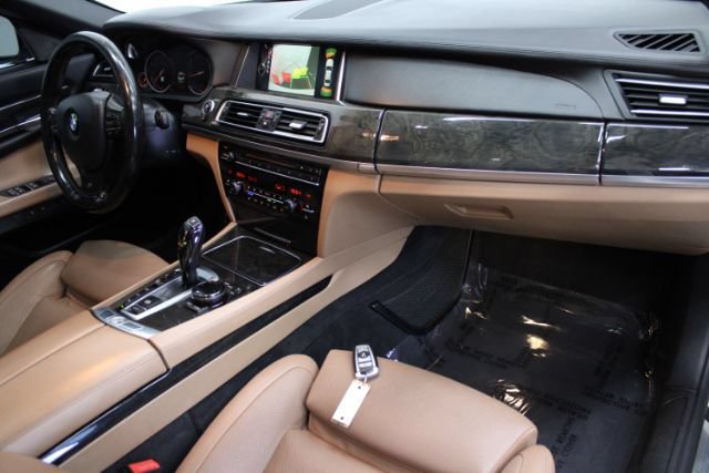 Used 2015 BMW 750Li xDrive AWD/4WD image 32