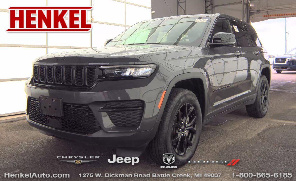 Used 2024 Jeep Grand Cherokee Altitude AWD/4WD image 1