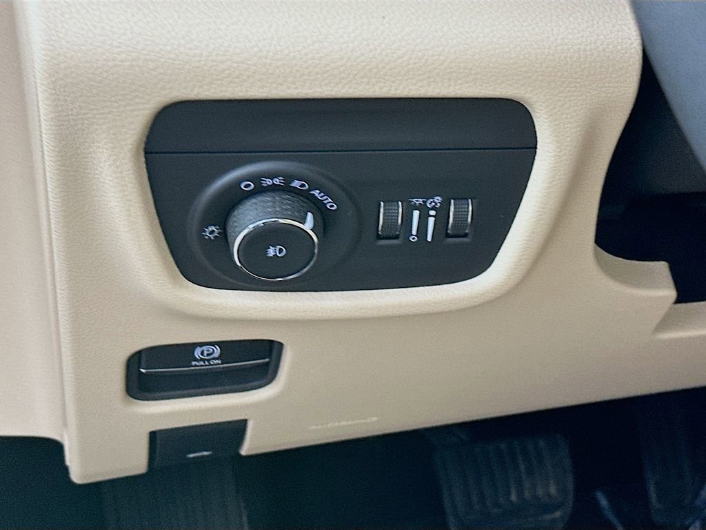 Certified 2025 Jeep Grand Cherokee Limited AWD/4WD image 18