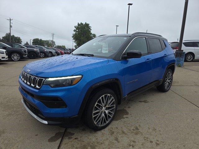 Used 2023 Jeep Compass Limited w/ Elite Group AWD/4WD image 3