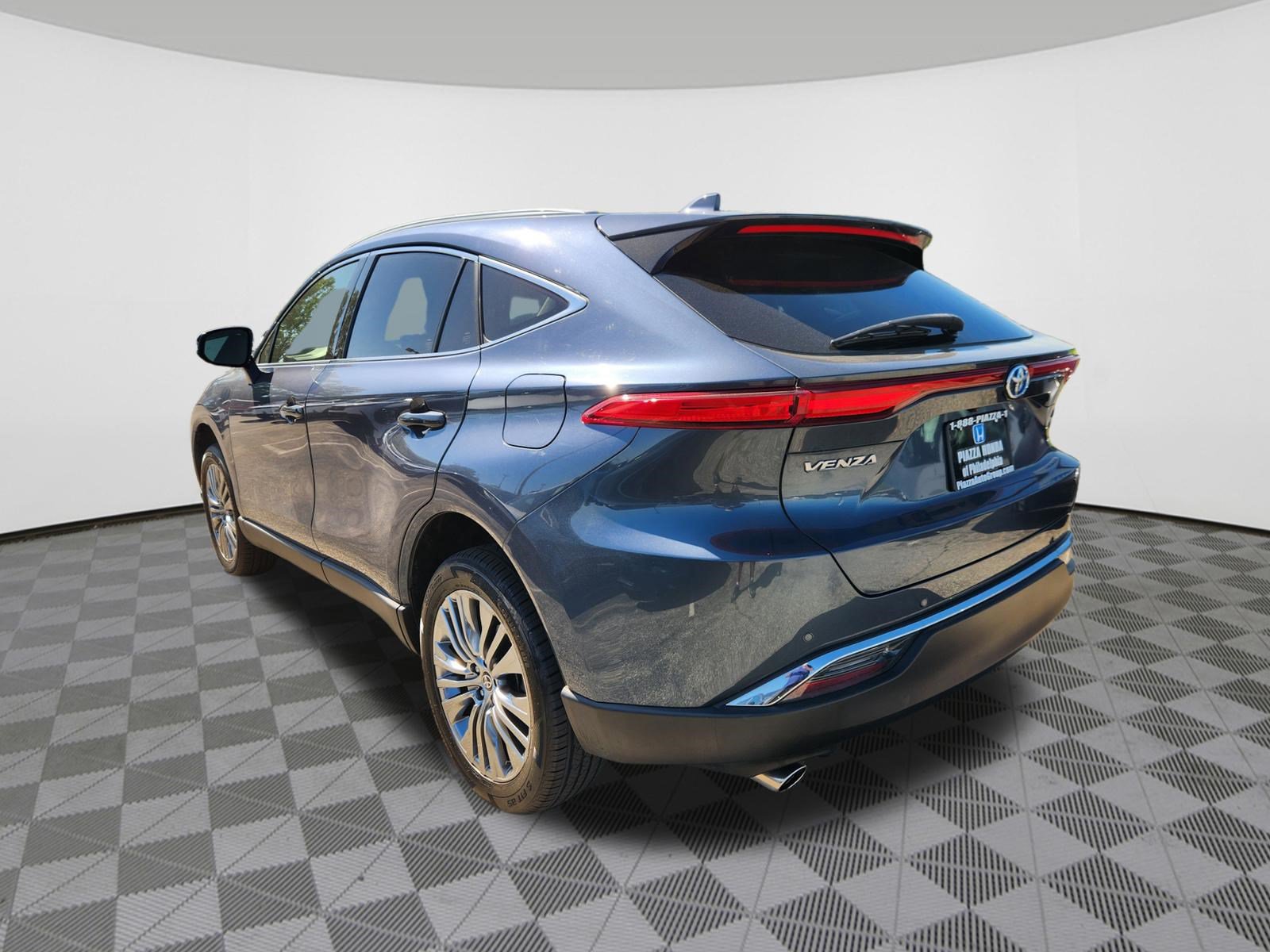 Used 2022 Toyota Venza XLE AWD/4WD image 3
