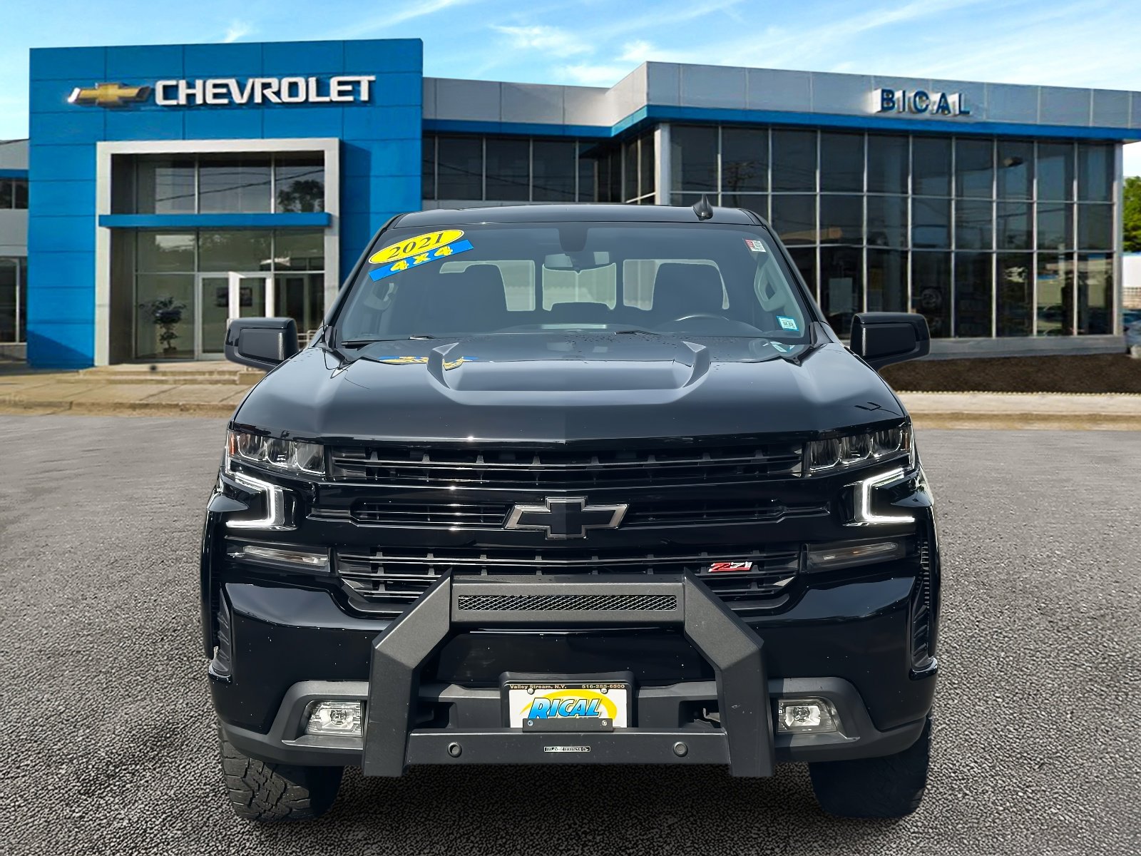 Used 2021 Chevrolet Silverado 1500 LT Trail Boss w/ Convenience Package II image 2
