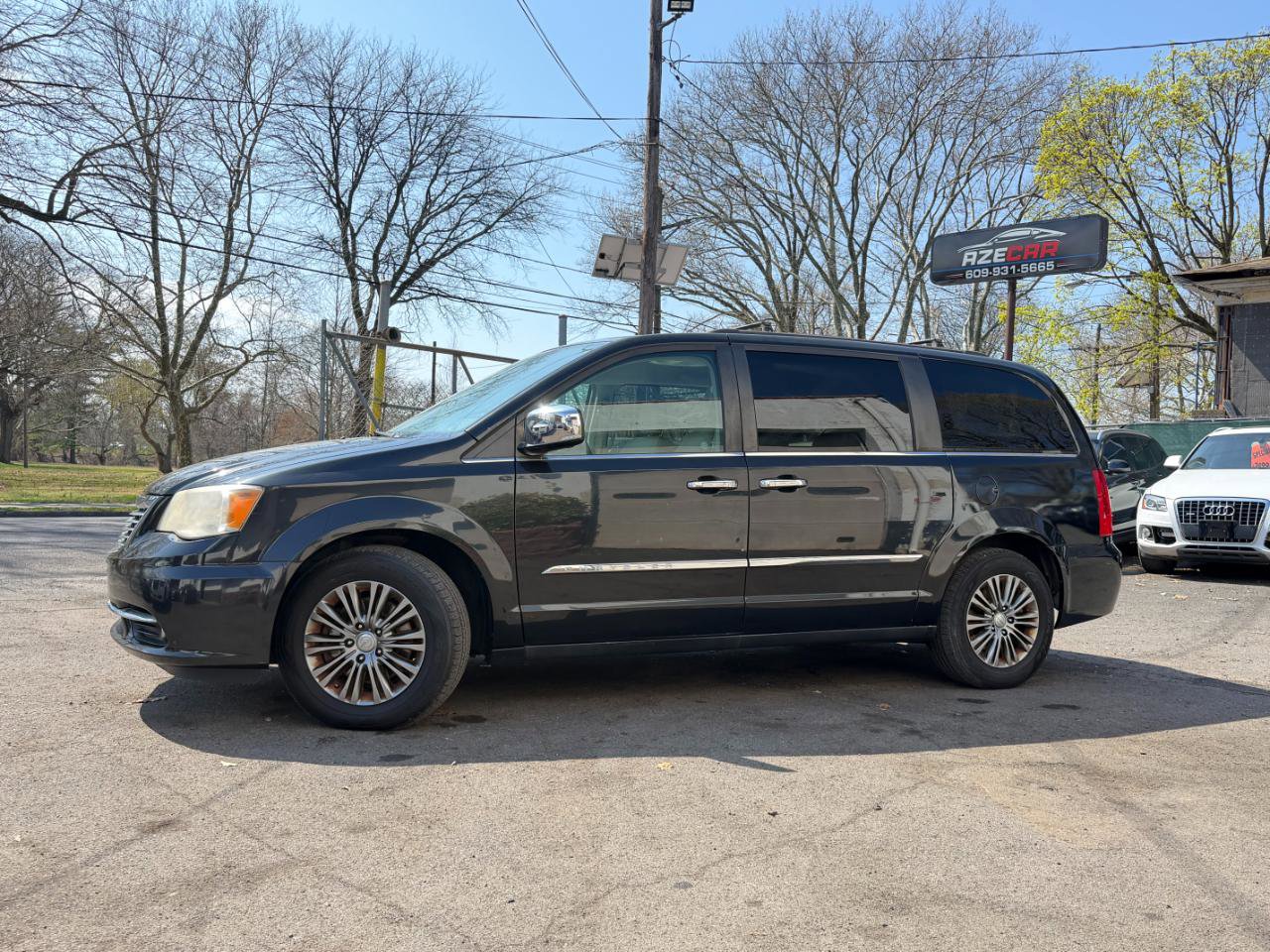 Used 2014 Chrysler Town & Country Touring-L w/ Driver Convenience Group image 4