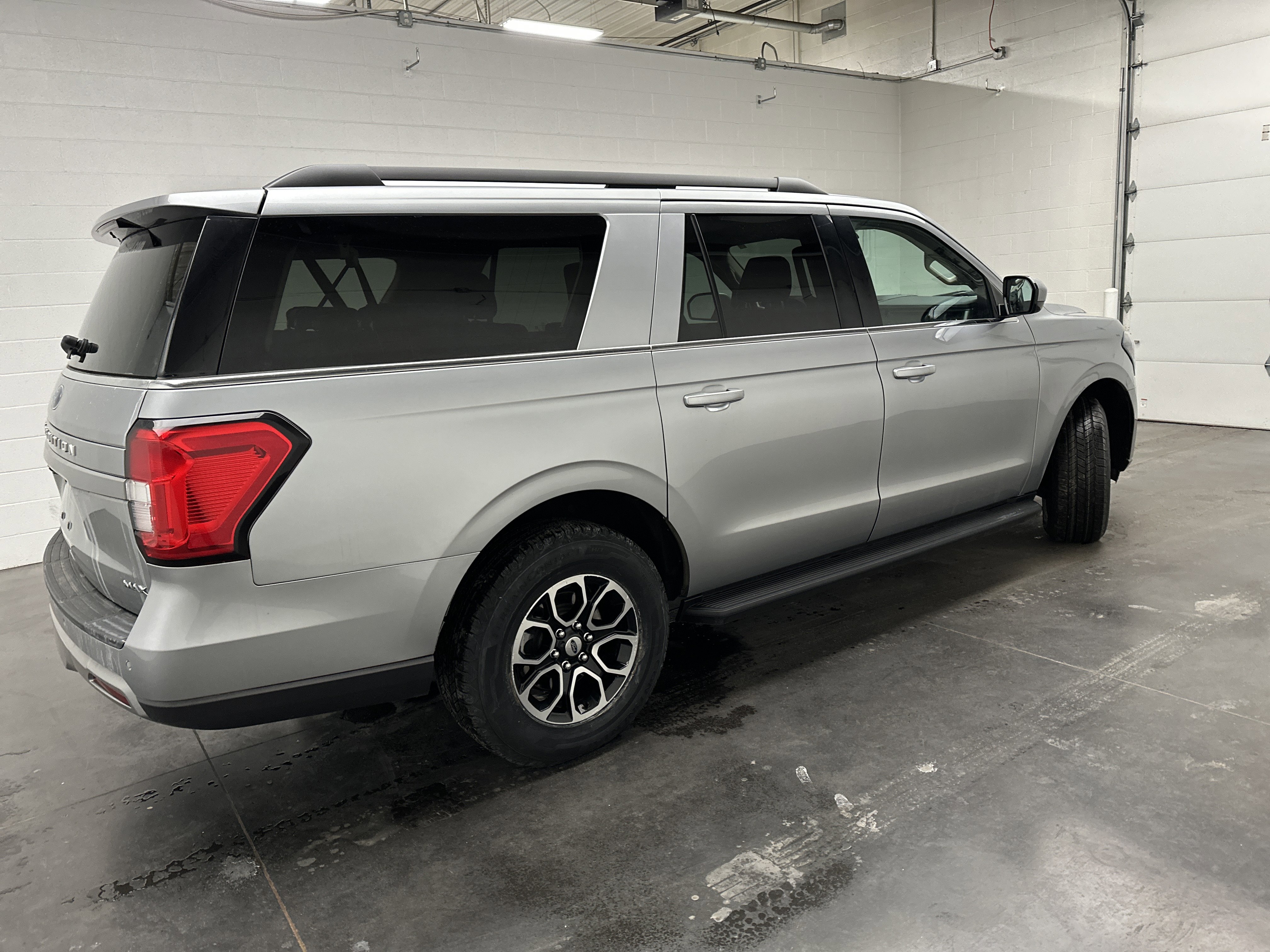 Used 2024 Ford Expedition Max XLT image 9