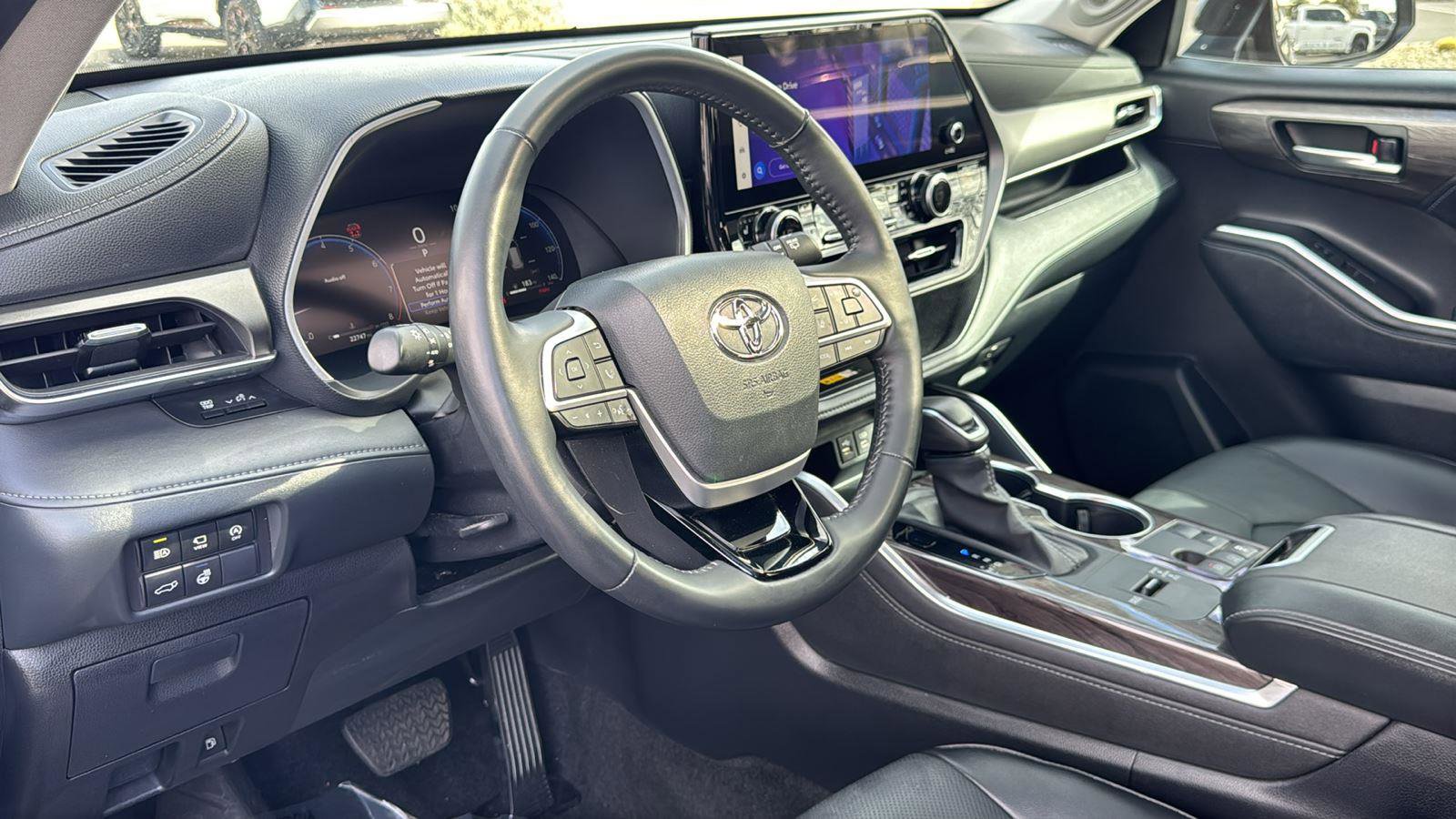 Used 2024 Toyota Highlander Limited image 23