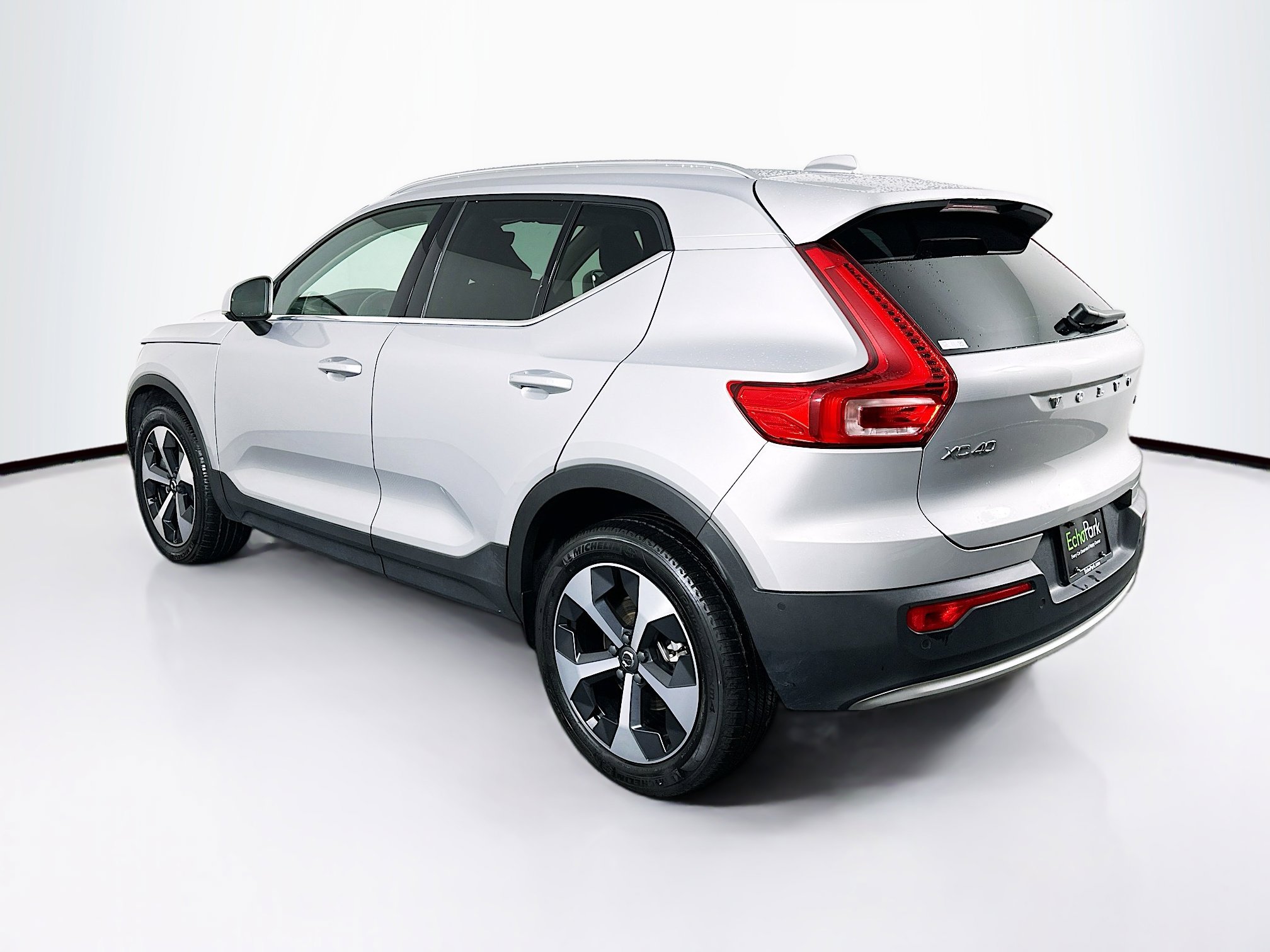 Used 2025 Volvo XC40 B5 Plus image 5