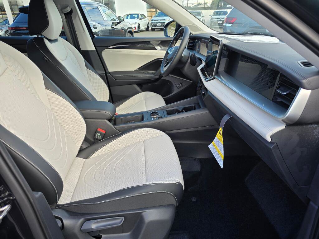 New 2025 Volkswagen Tiguan SE image 26