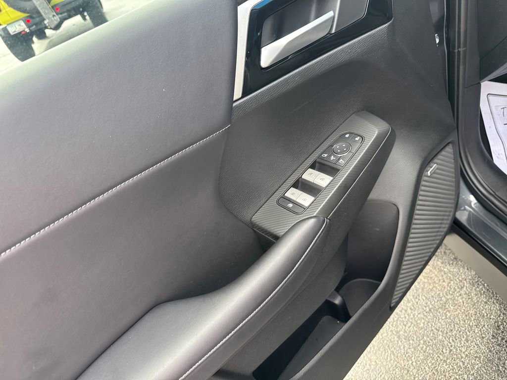 Used 2025 Mitsubishi Outlander SE image 13