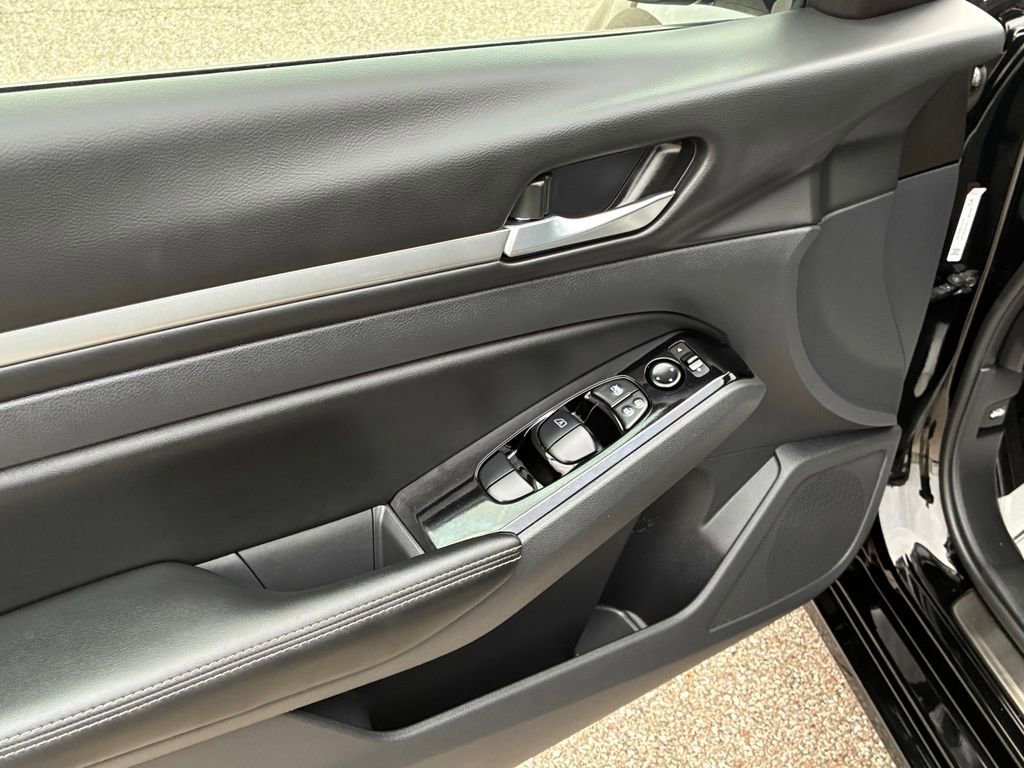 Used 2025 Nissan Altima 2.5 SL FWD image 13