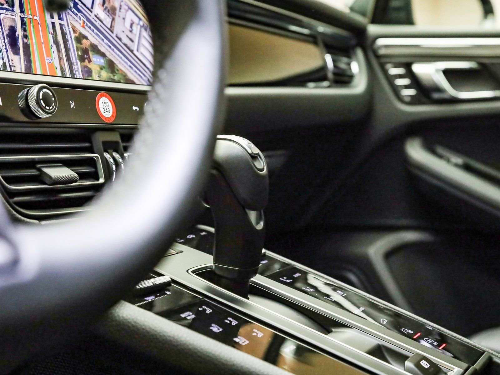 Certified 2025 Porsche Macan image 28