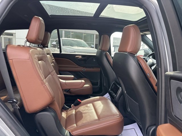 Used 2023 Lincoln Aviator Reserve w/ Equipment Group 201A image 9