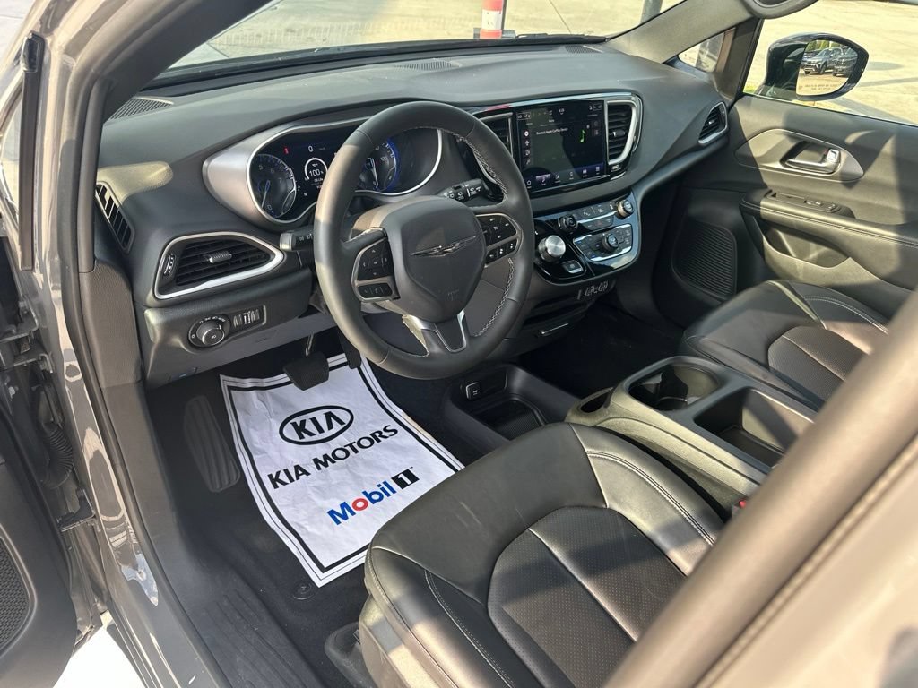 Used 2025 Chrysler Pacifica Select FWD image 15