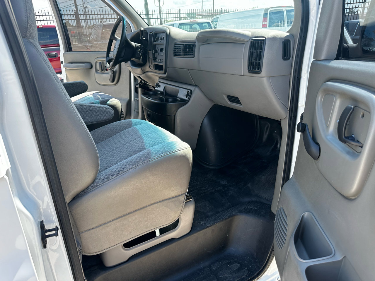 Used 2001 Chevrolet Express 1500 image 62