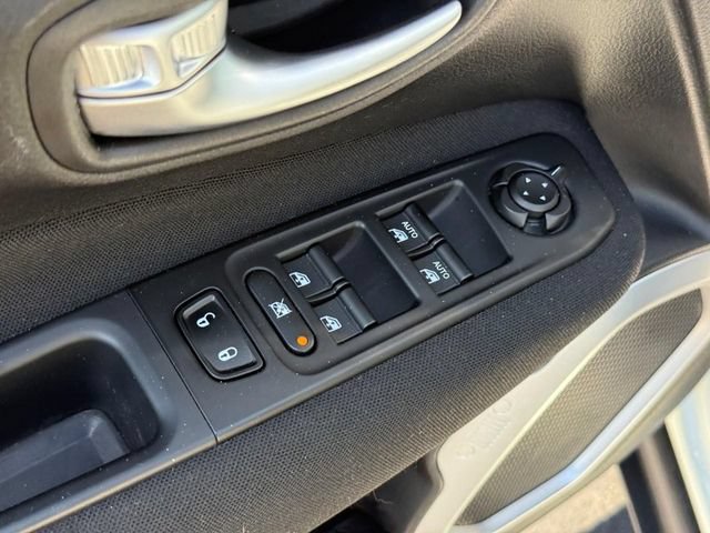 Used 2021 Jeep Renegade Latitude AWD/4WD image 18