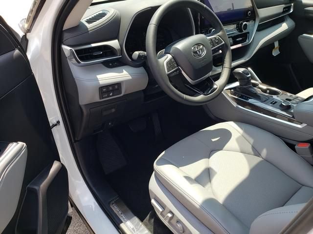 New 2026 Toyota Highlander Limited AWD/4WD image 9