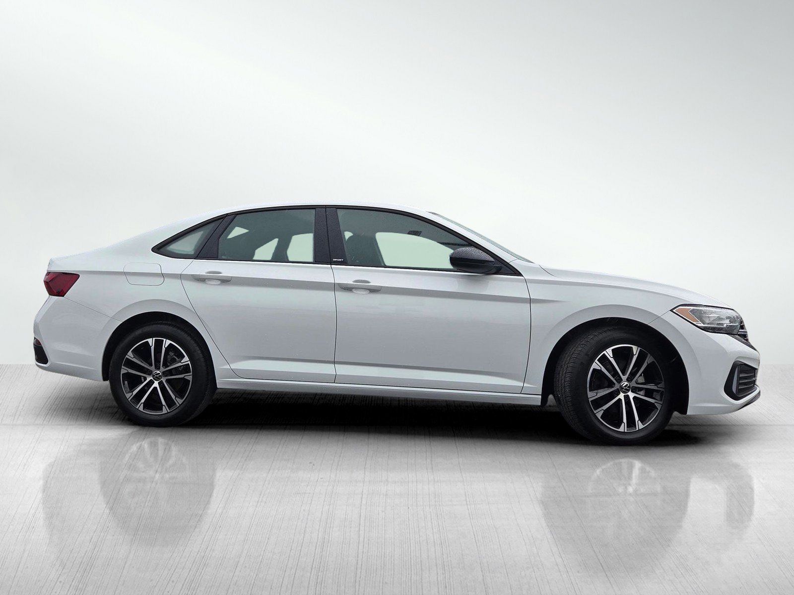 Used 2024 Volkswagen Jetta Sport image 3