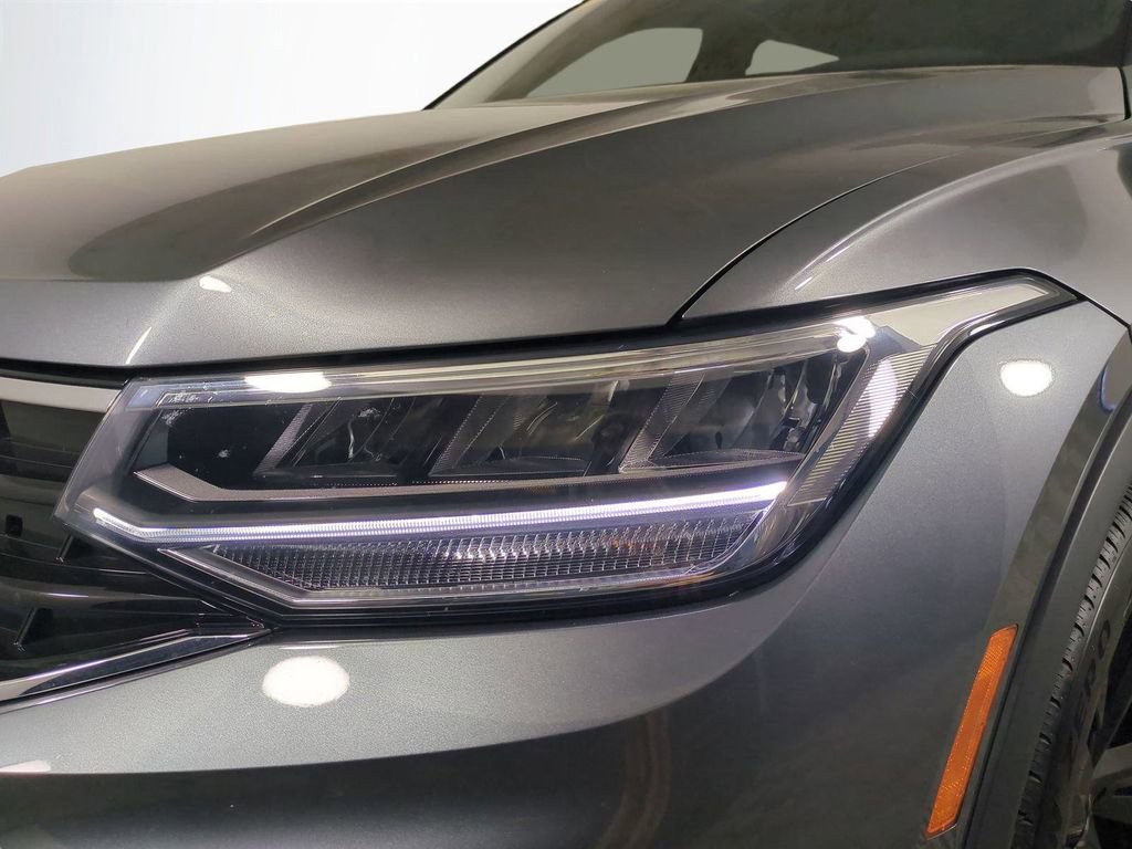 Used 2024 Volkswagen Tiguan SE R-Line image 10