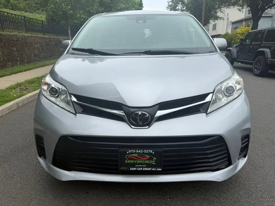 Used 2018 Toyota Sienna LE image 12