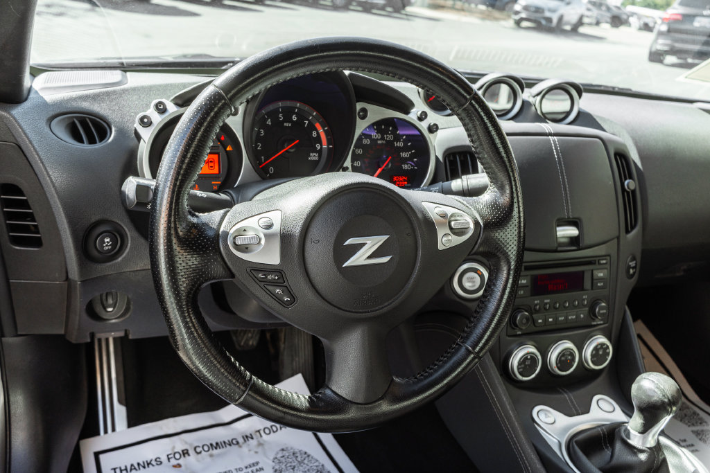 Used 2017 Nissan 370Z Coupe RWD image 9