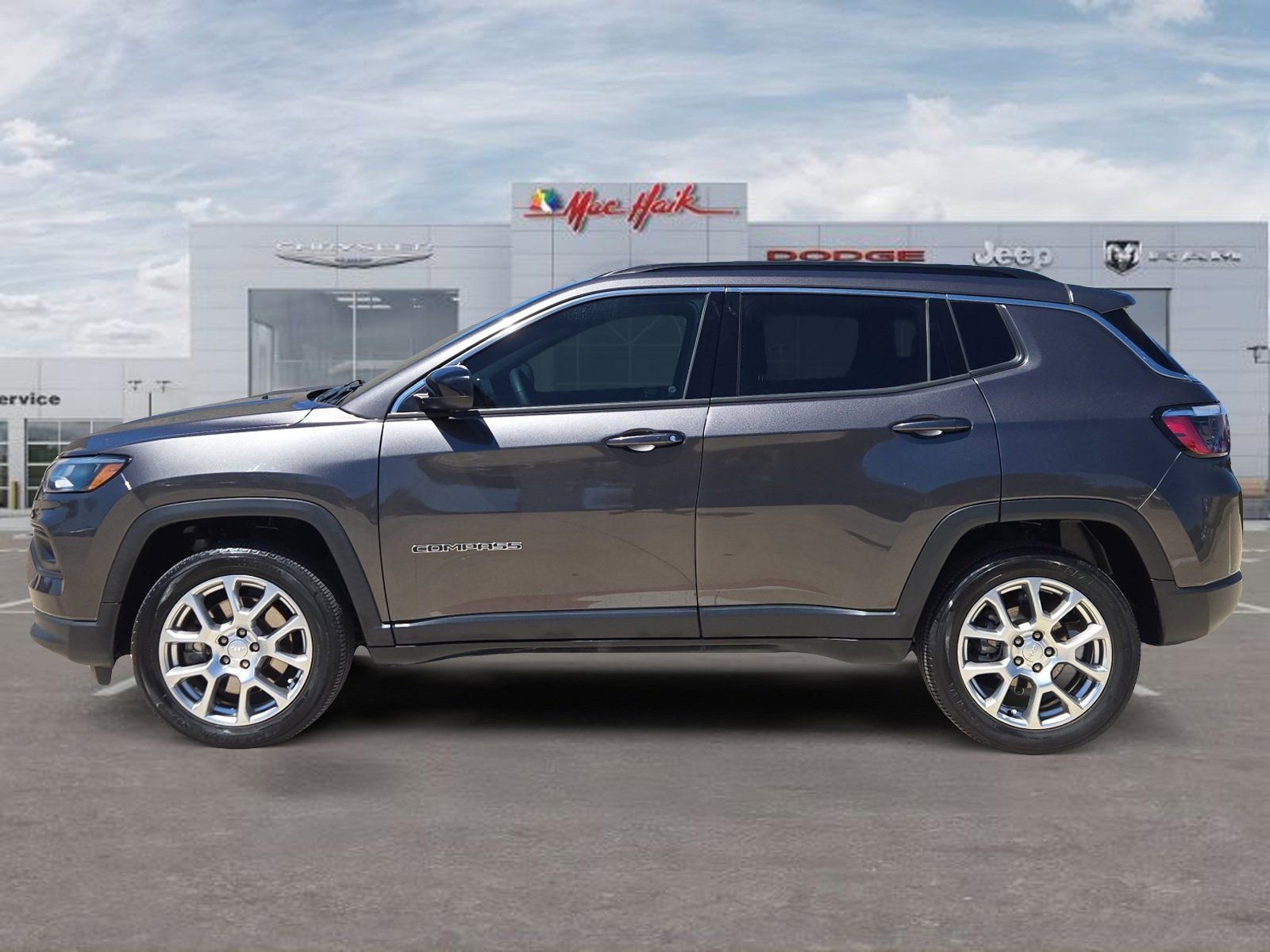 Used 2023 Jeep Compass Latitude image 2