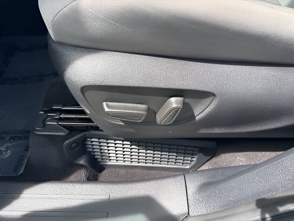 Used 2025 Toyota Sienna LE FWD image 10