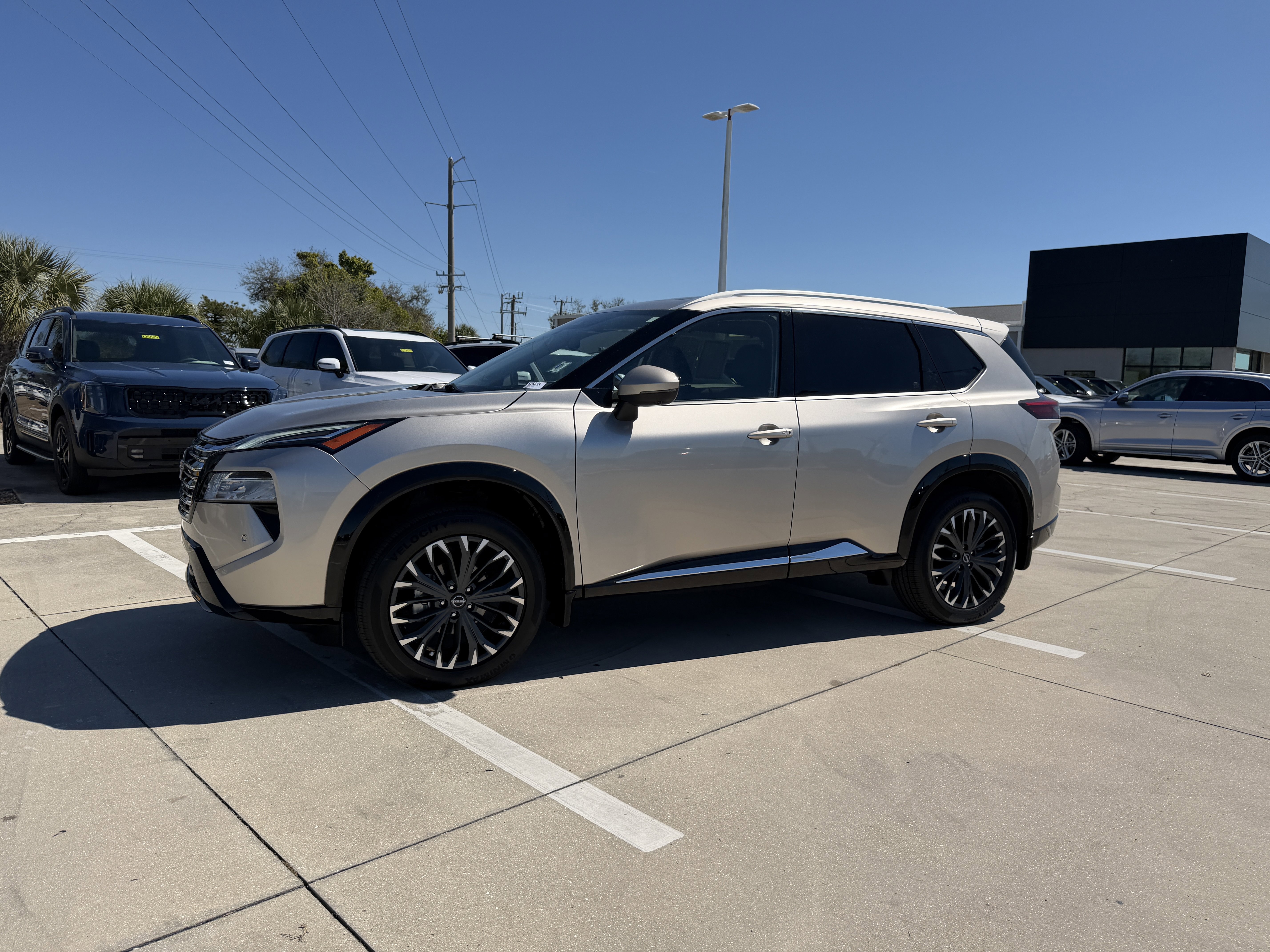 Used 2024 Nissan Rogue Platinum w/ Platinum Premium Package image 8