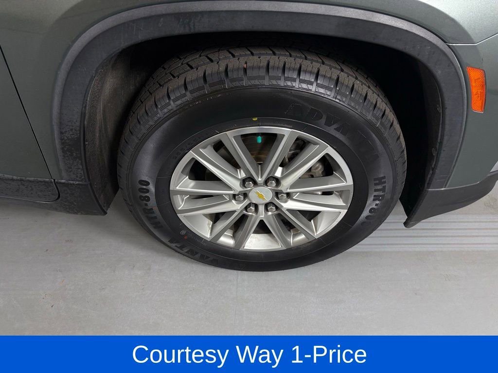 Used 2023 Chevrolet Traverse LT FWD image 13