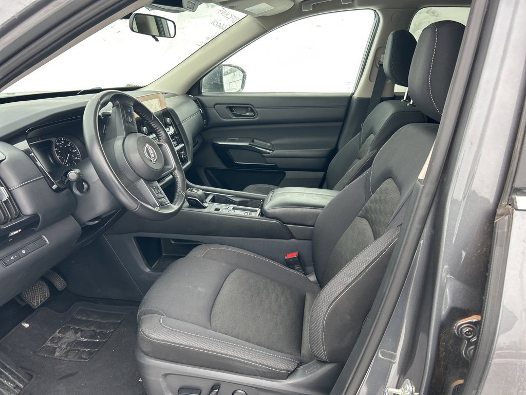 Used 2024 Nissan Pathfinder SV image 6