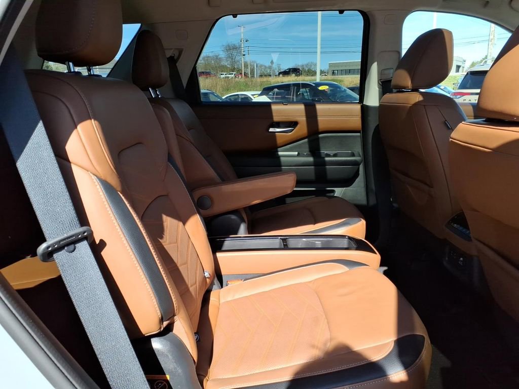 Used 2022 Nissan Pathfinder Platinum AWD/4WD image 11