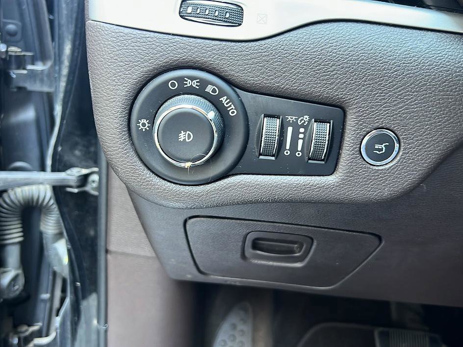 Used 2018 Jeep Cherokee Overland w/ Technology Group FWD image 29