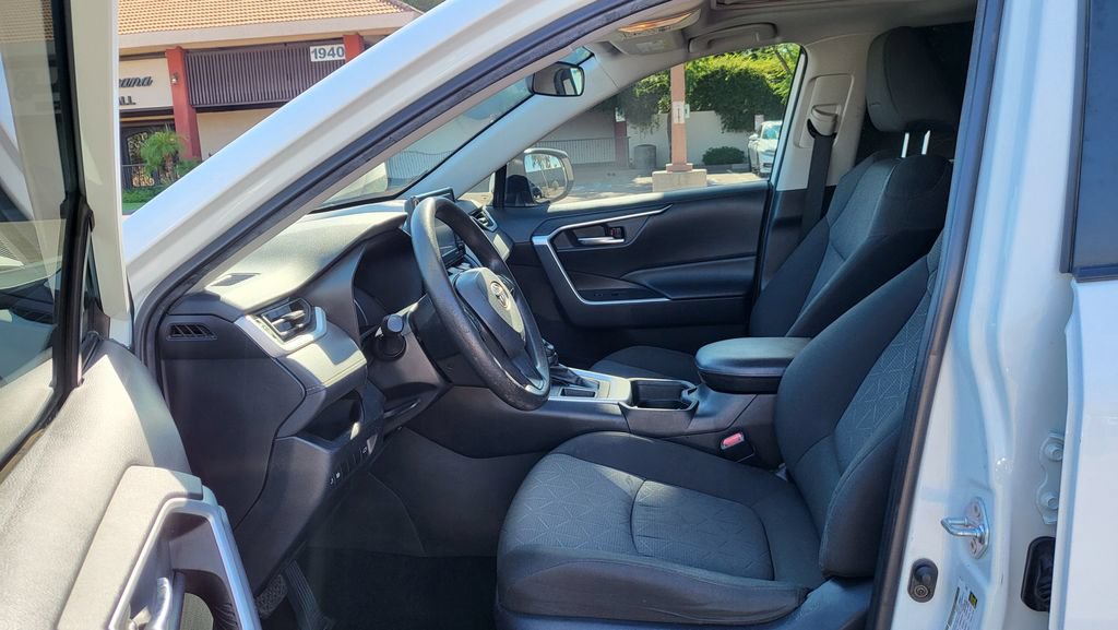 Used 2021 Toyota RAV4 XLE w/ Convenience Package FWD image 28