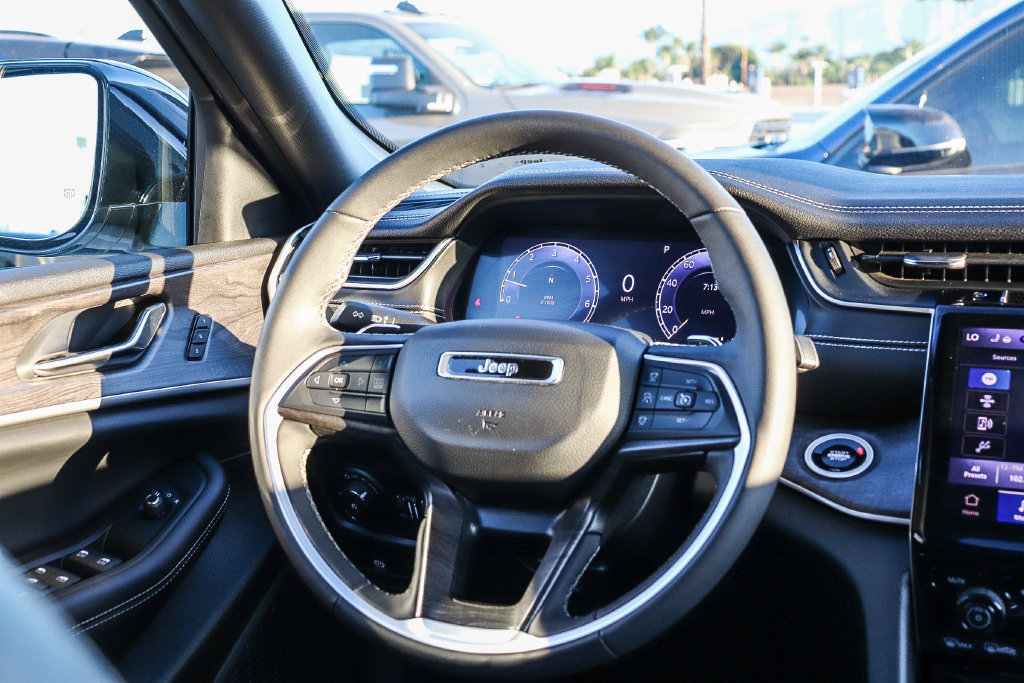 Used 2024 Jeep Grand Cherokee Limited RWD image 17